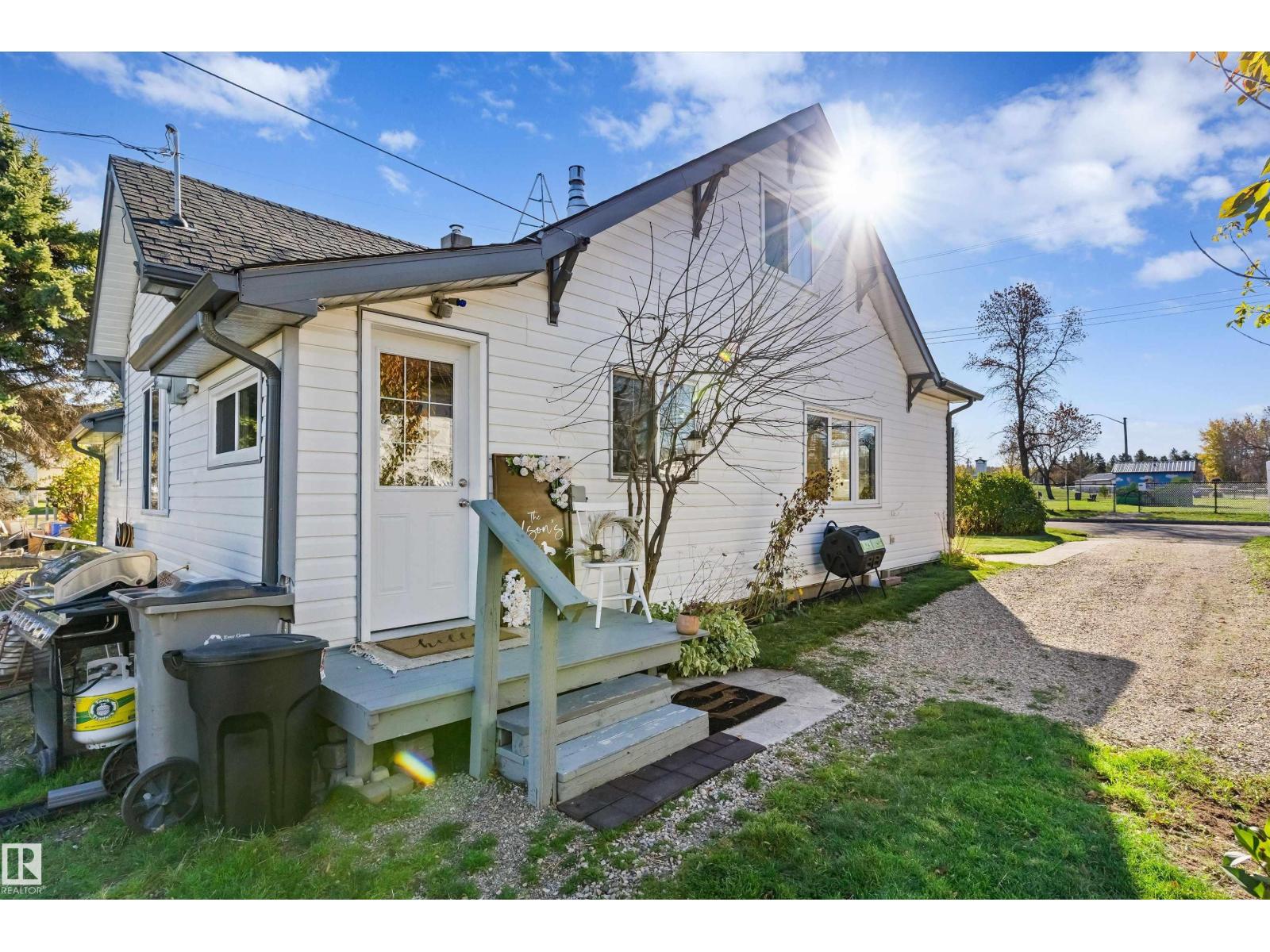 5016 52 Av Property Photo 35