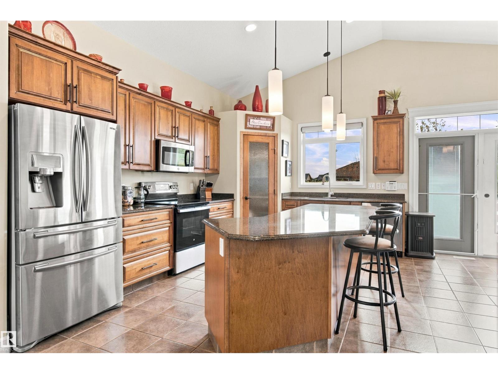 4923 59 Av Property Photo 6