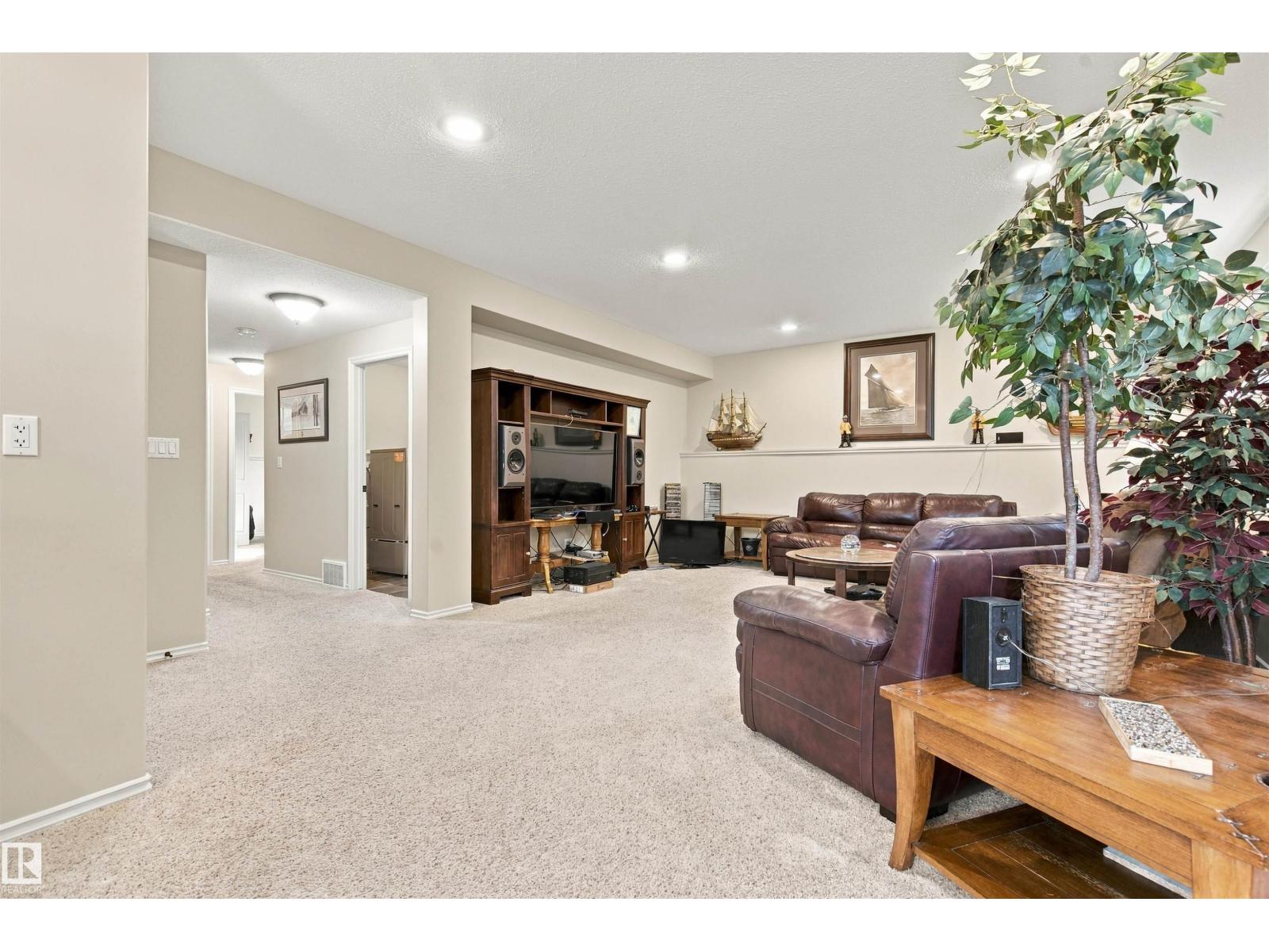 4923 59 Av Property Photo 23