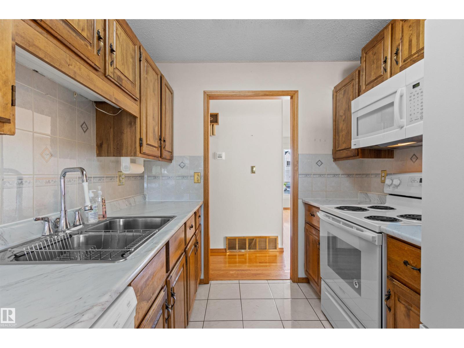 14 Goebel Cl Property Photo 12