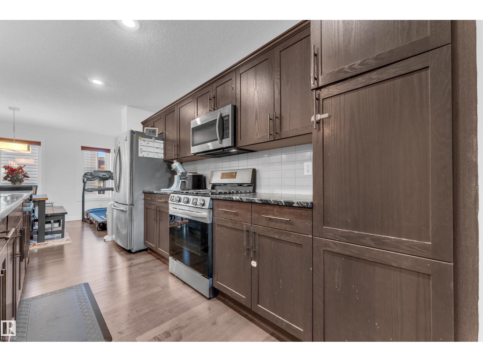 16052 11 Av Sw Sw Property Photo 7