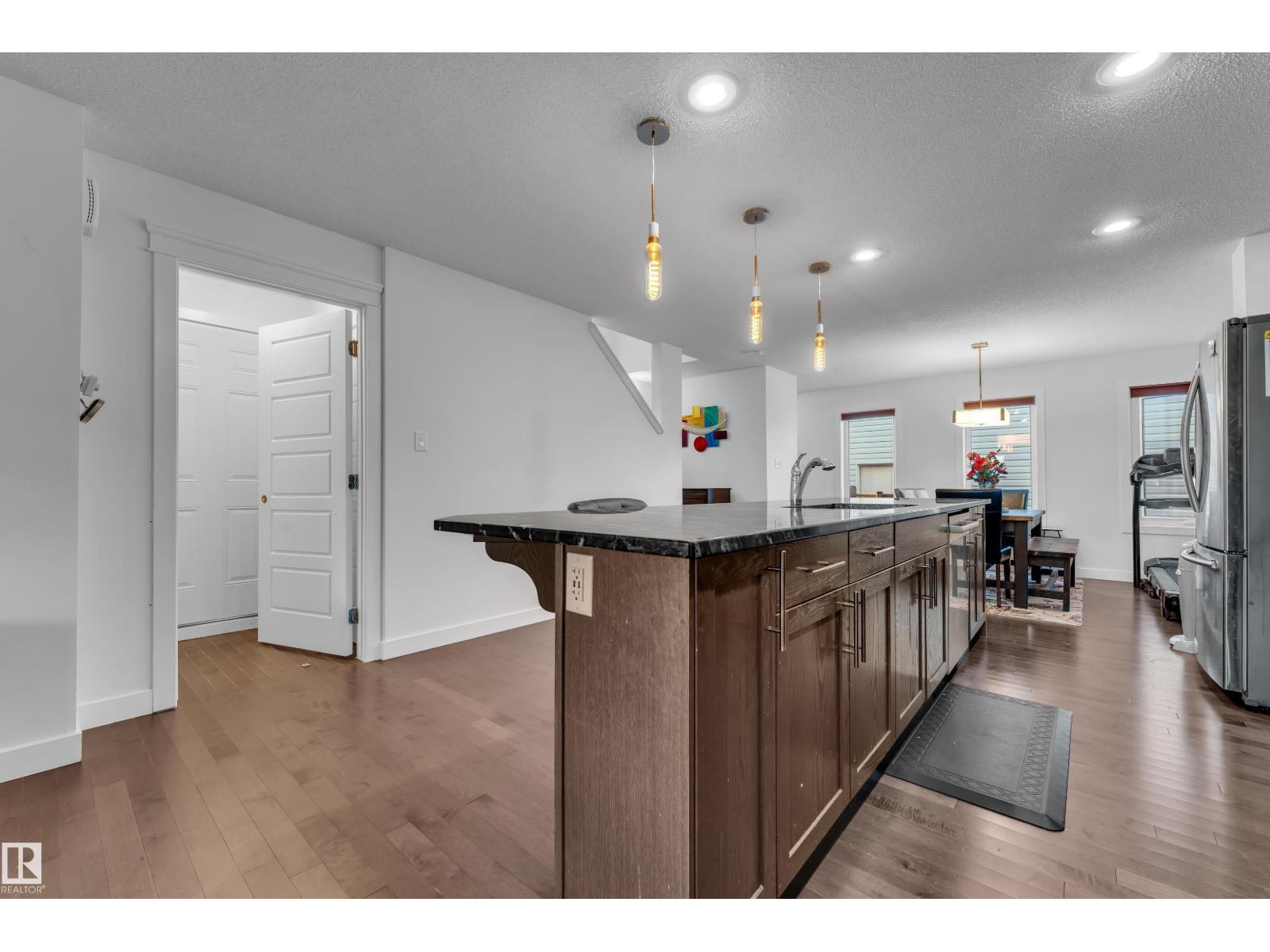 16052 11 Av Sw Sw Property Photo 8