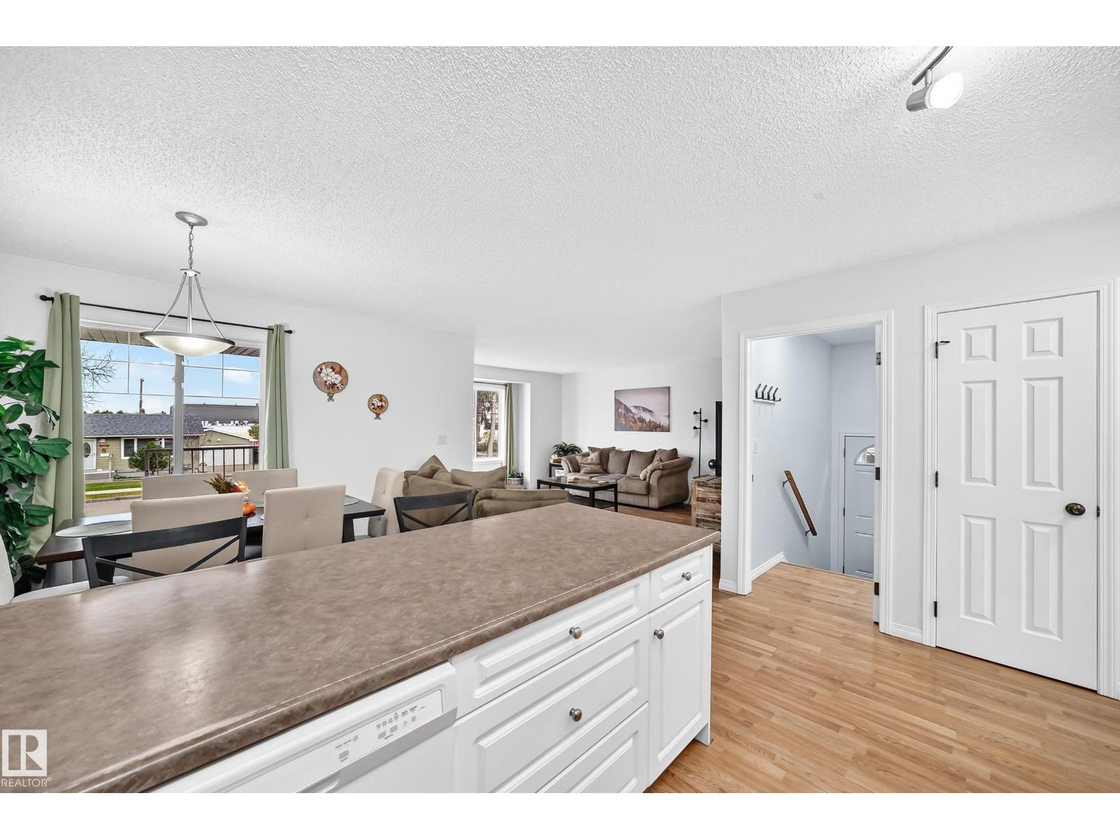 10015b 97 Av Property Photo 12