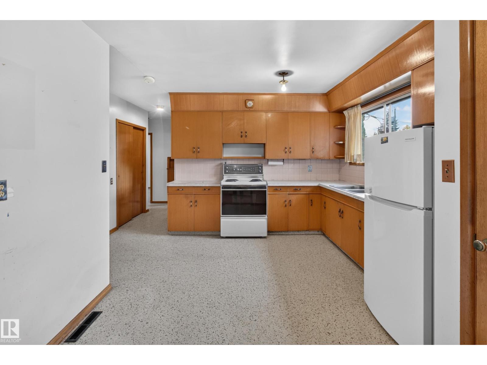 6321 104 Av Nw Property Photo 10