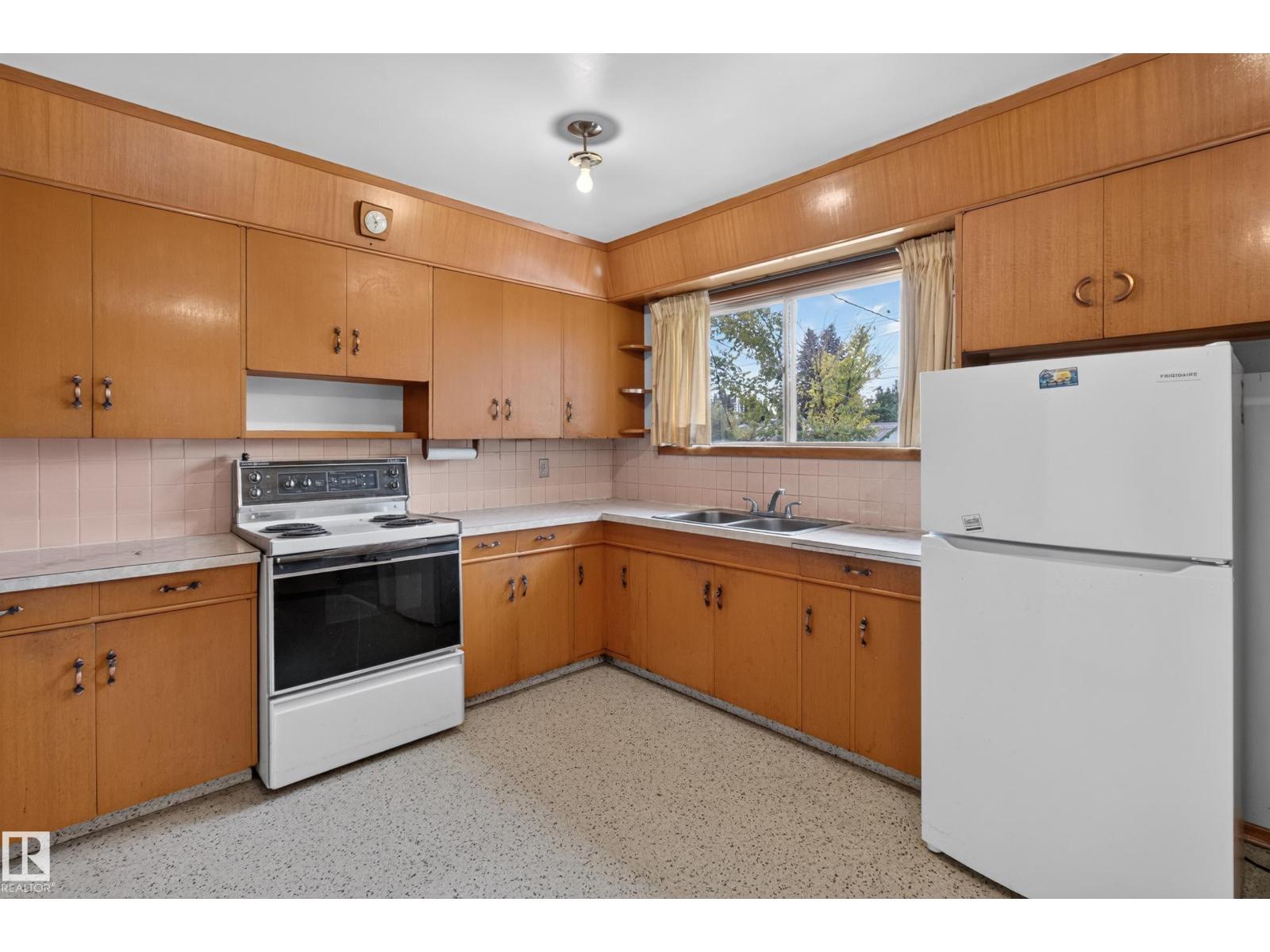 6321 104 Av Nw Property Photo 11
