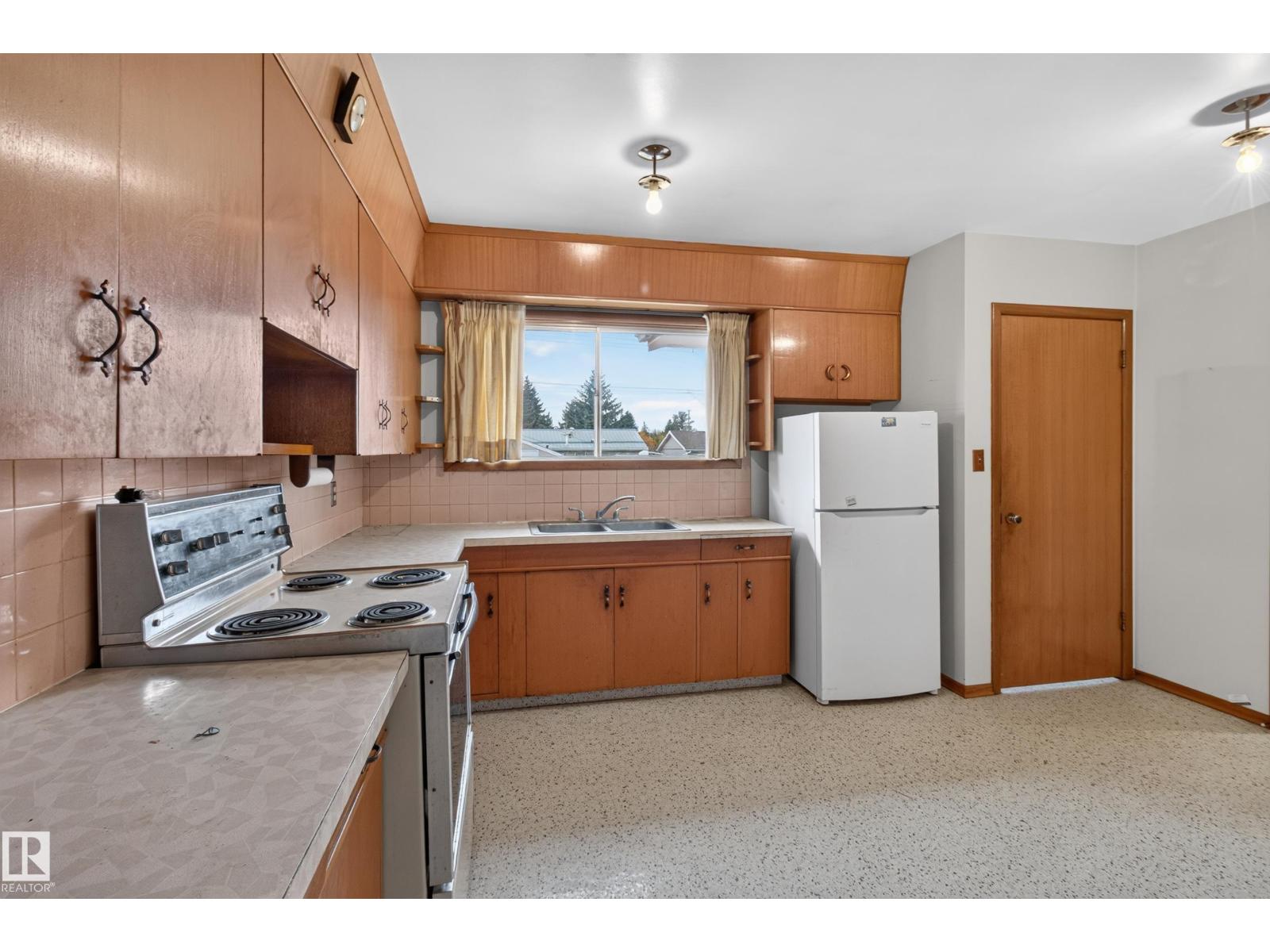 6321 104 Av Nw Property Photo 12
