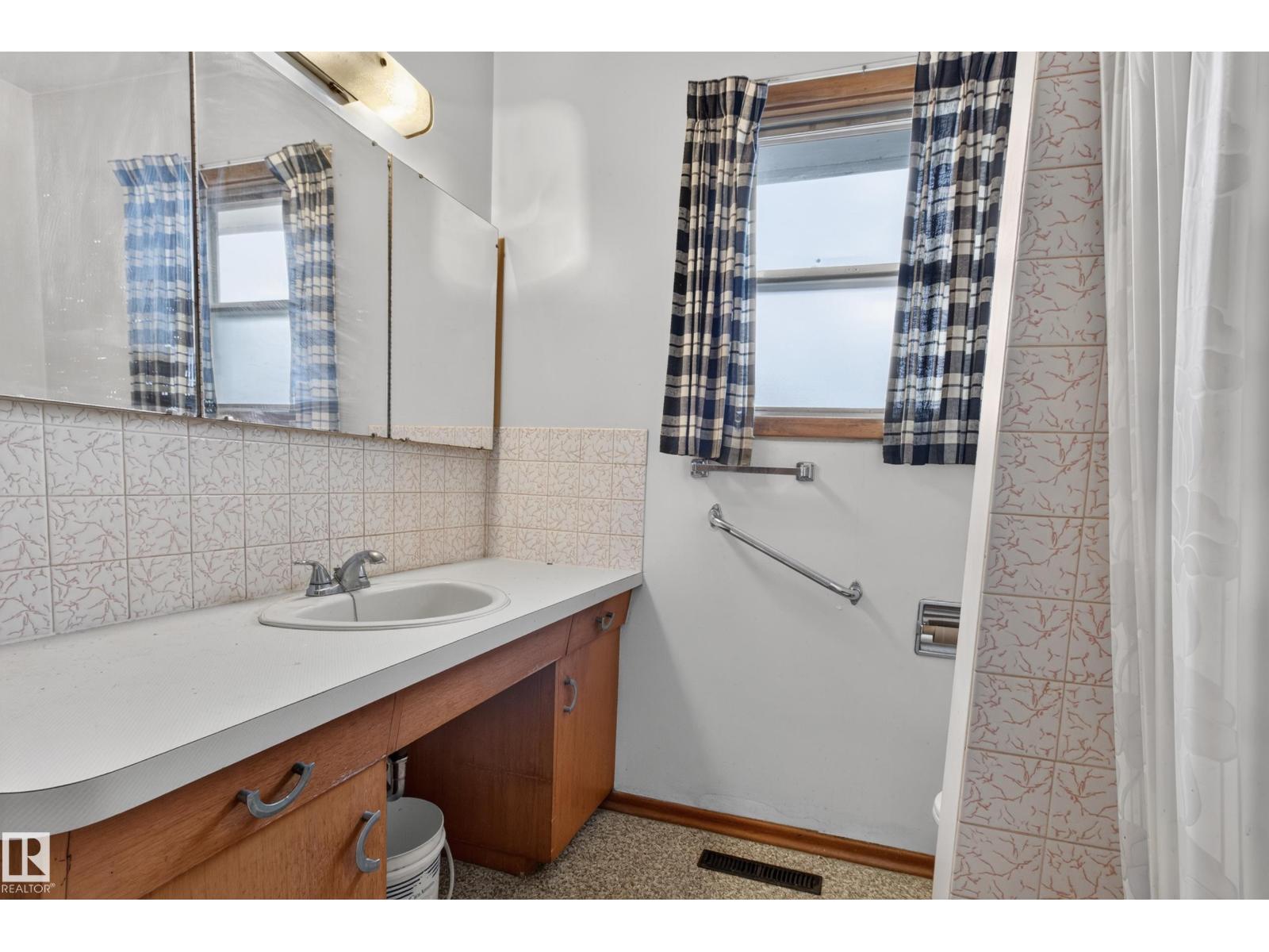 6321 104 Av Nw Property Photo 23