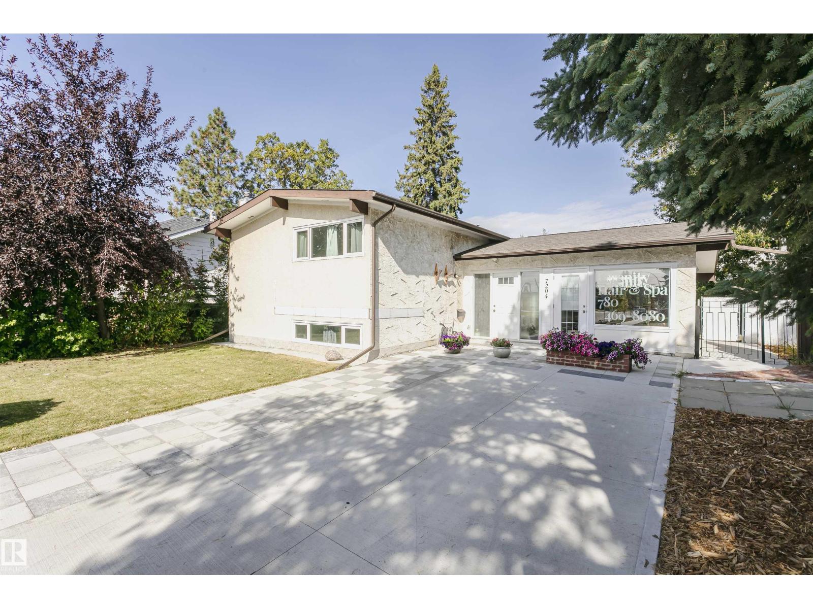 7204 92b Av Nw Property Photo 3