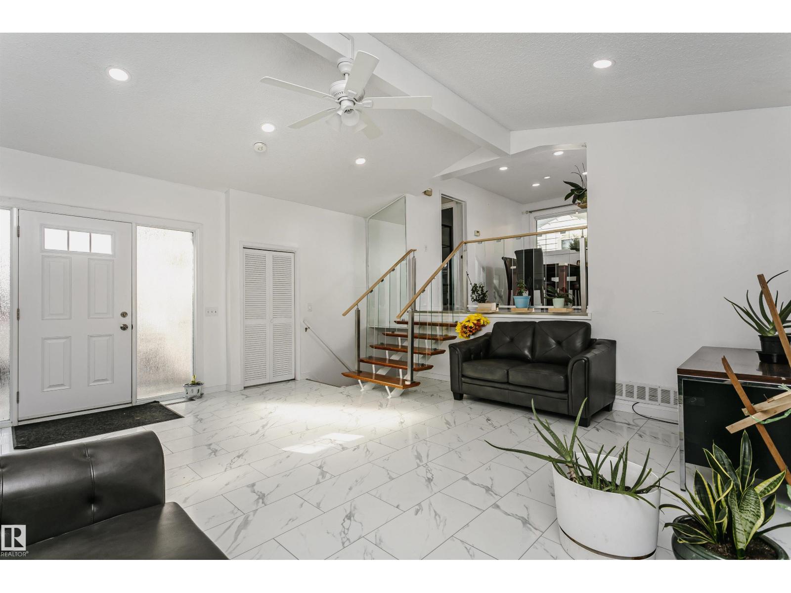 7204 92b Av Nw Property Photo 6