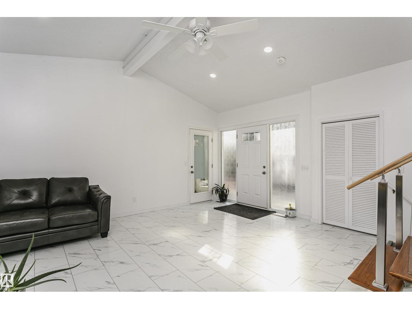 7204 92b Av Nw Property Photo 7