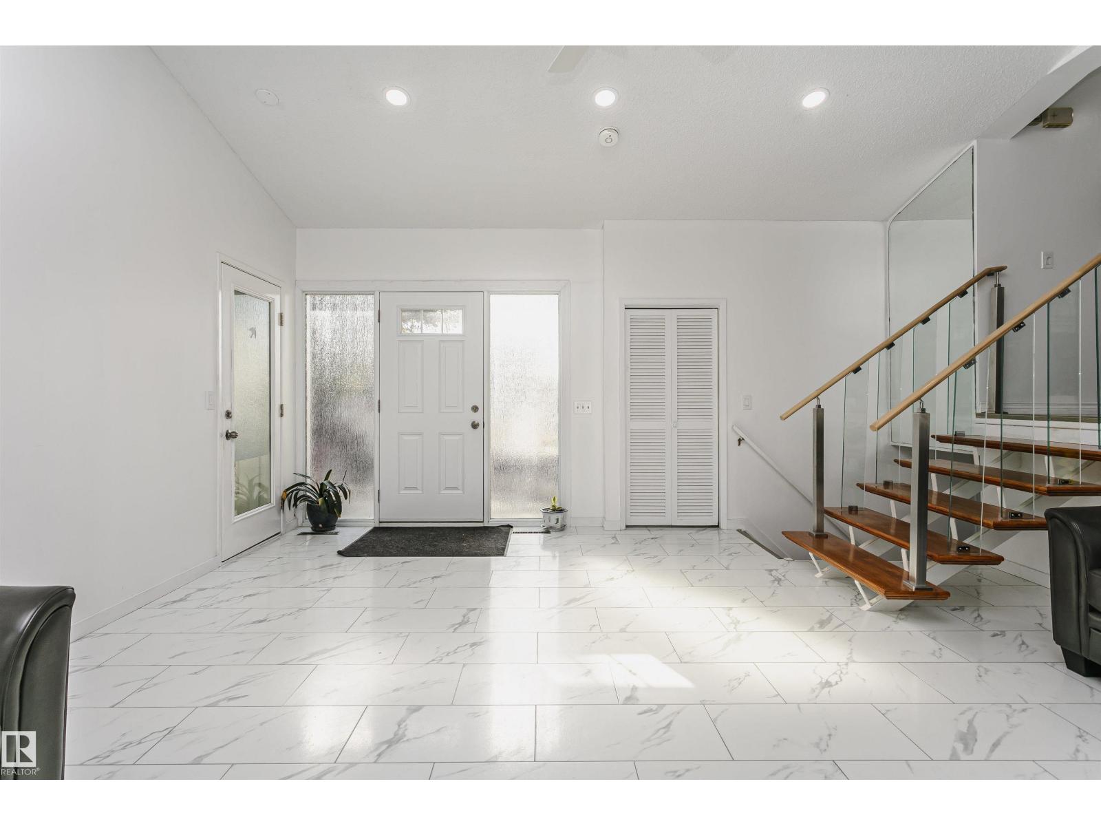 7204 92b Av Nw Property Photo 8