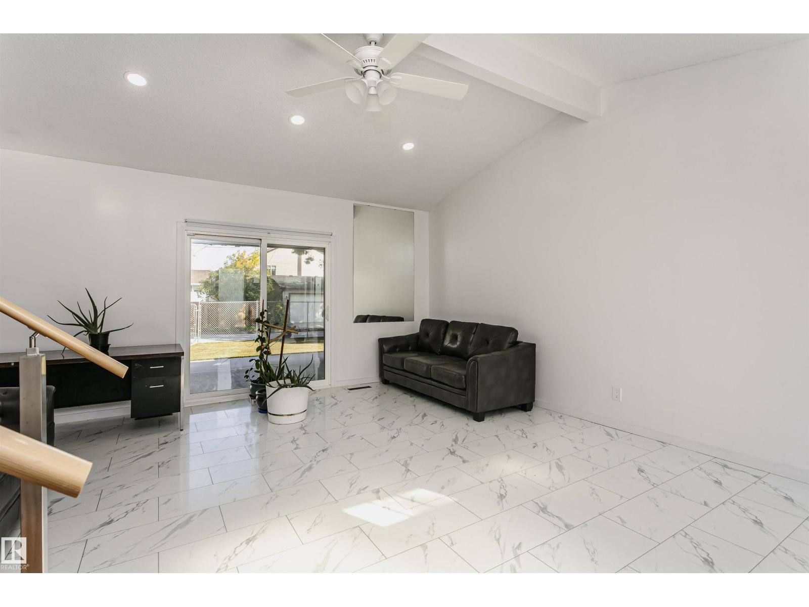7204 92b Av Nw Property Photo 9