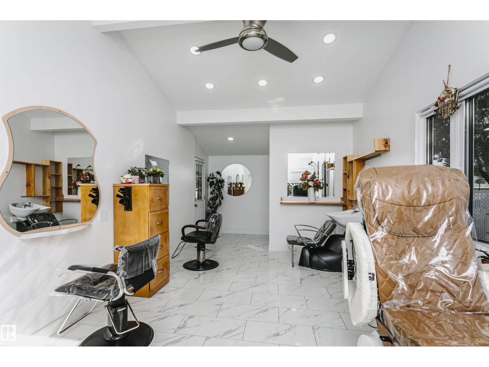 7204 92b Av Nw Property Photo 11