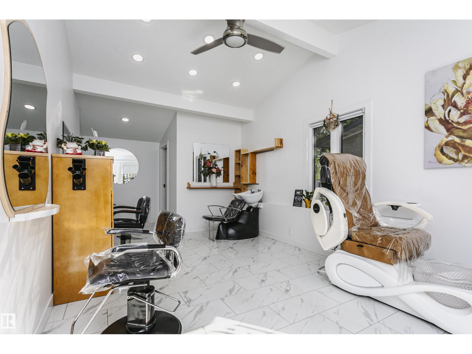 7204 92b Av Nw Property Photo 12