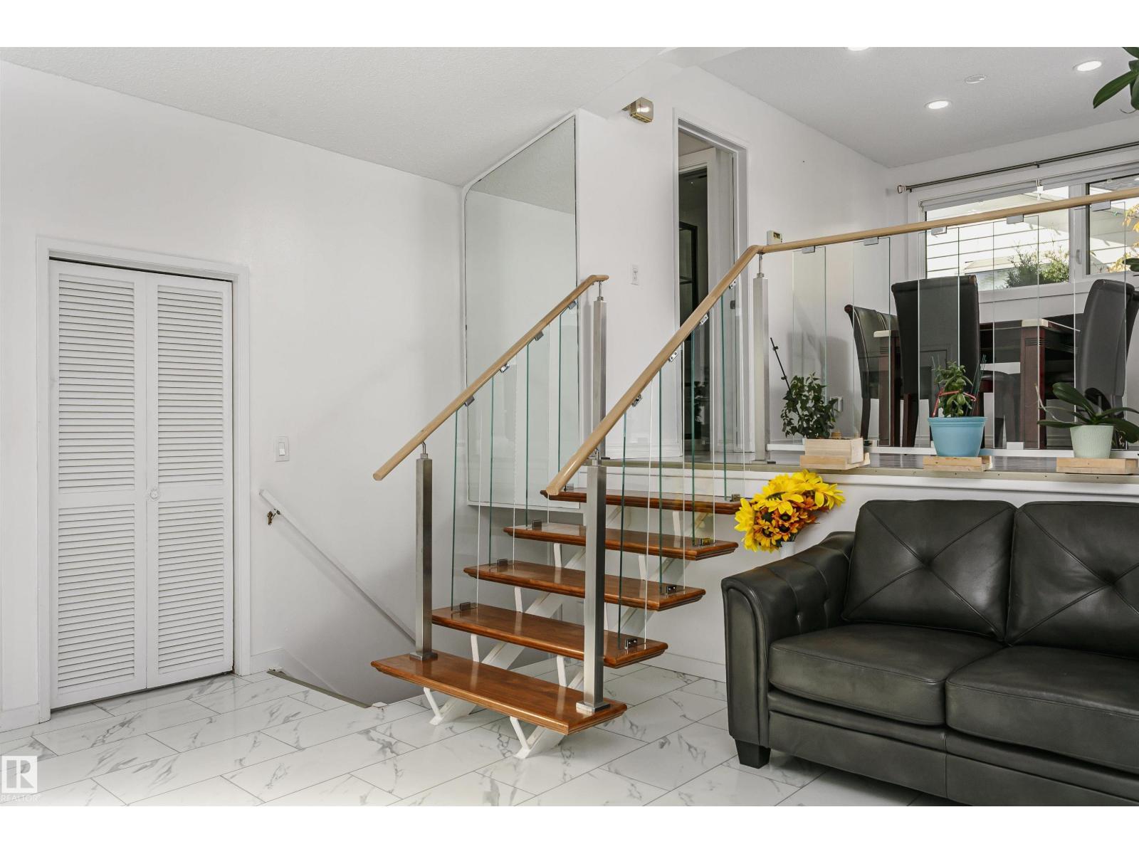 7204 92b Av Nw Property Photo 15