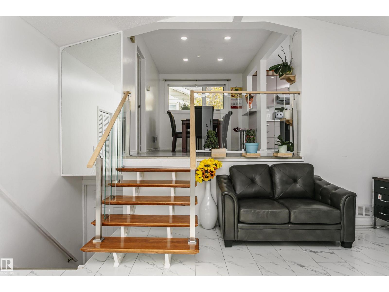 7204 92b Av Nw Property Photo 16