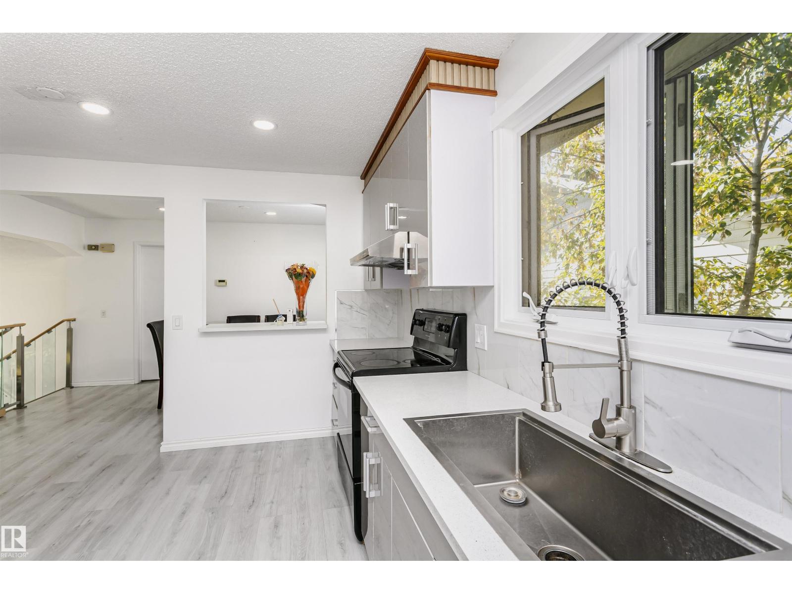 7204 92b Av Nw Property Photo 27