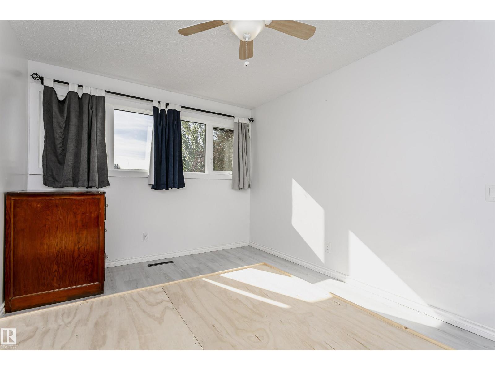 7204 92b Av Nw Property Photo 31