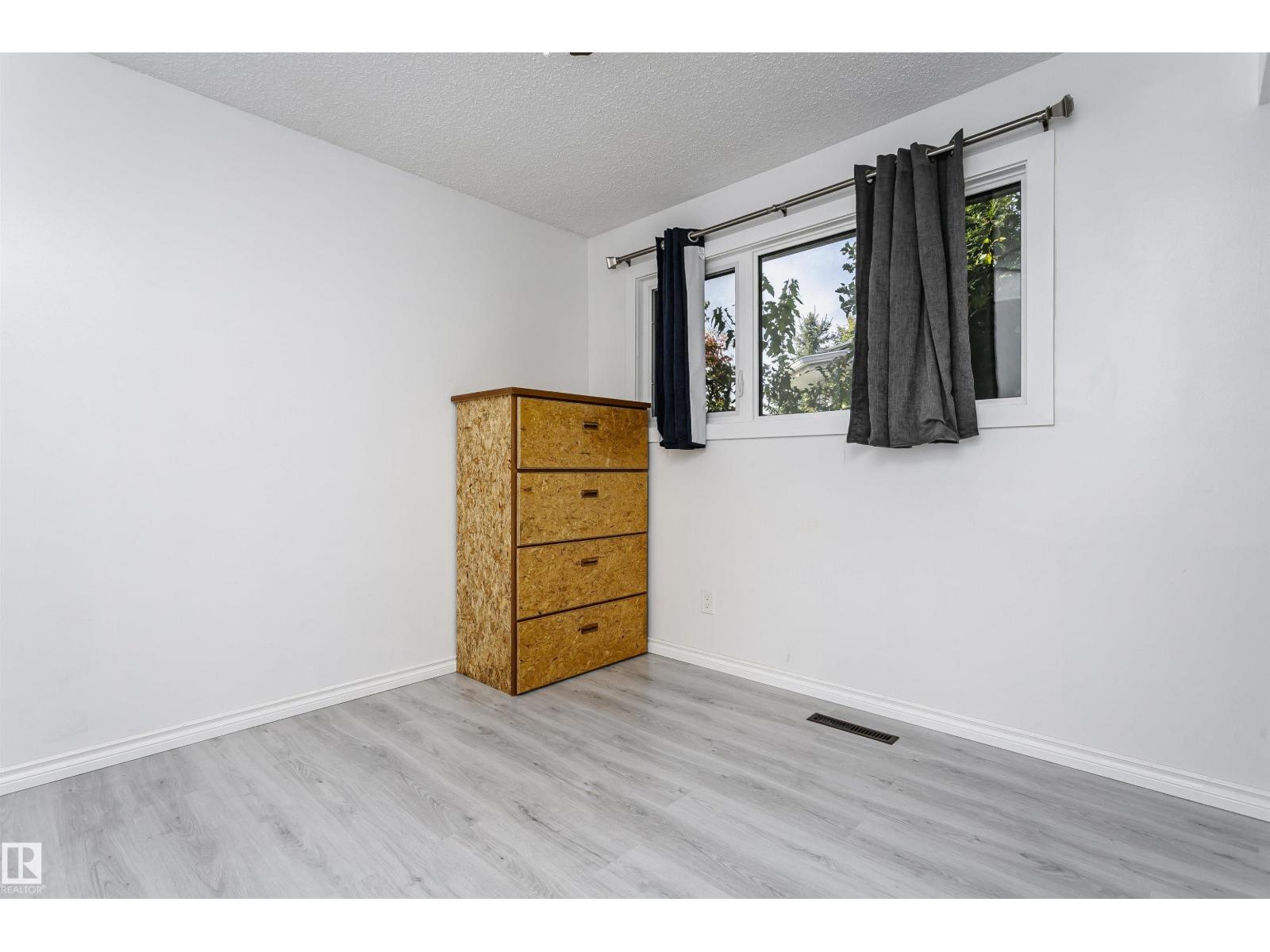 7204 92b Av Nw Property Photo 32