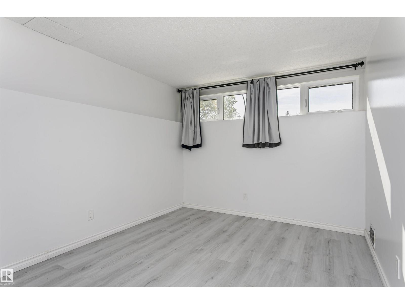 7204 92b Av Nw Property Photo 36