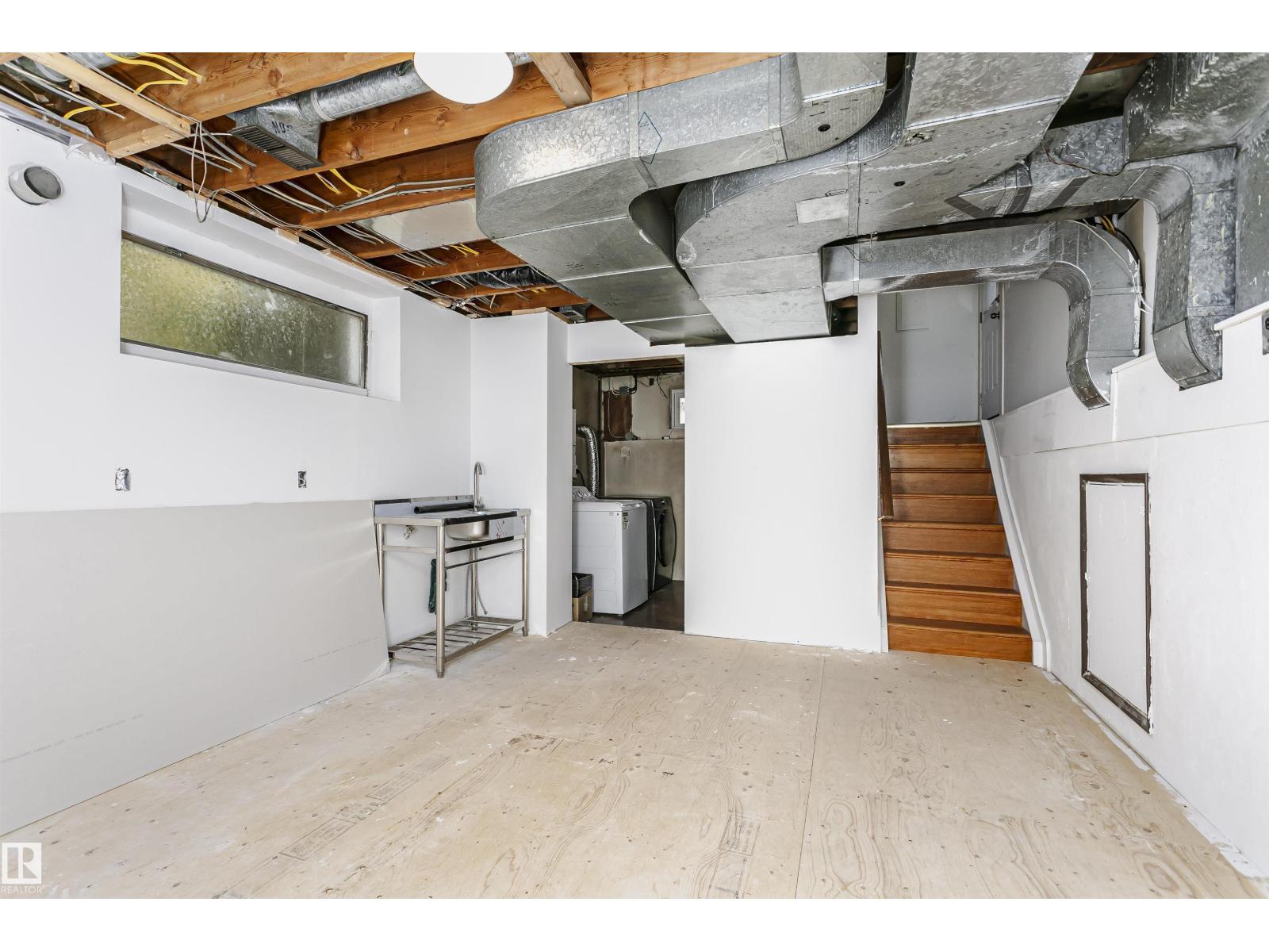7204 92b Av Nw Property Photo 43