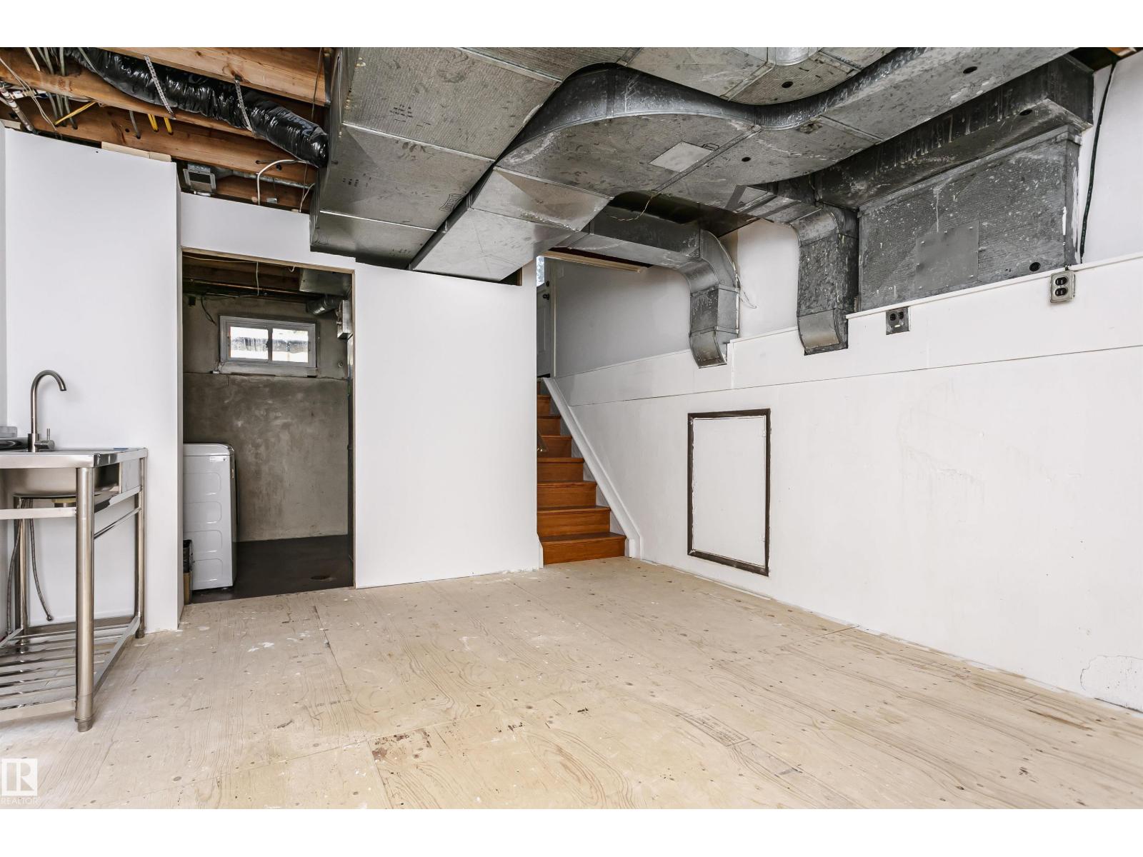 7204 92b Av Nw Property Photo 44