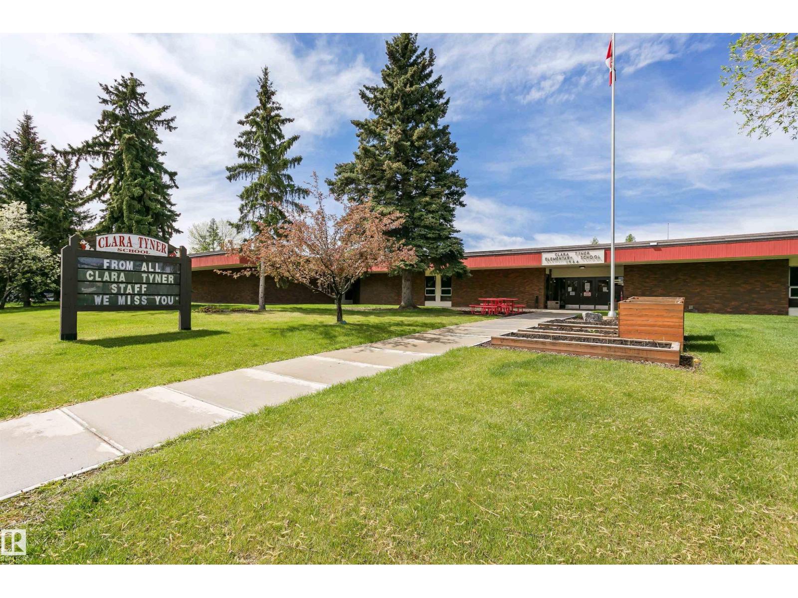 7204 92b Av Nw Property Photo 55