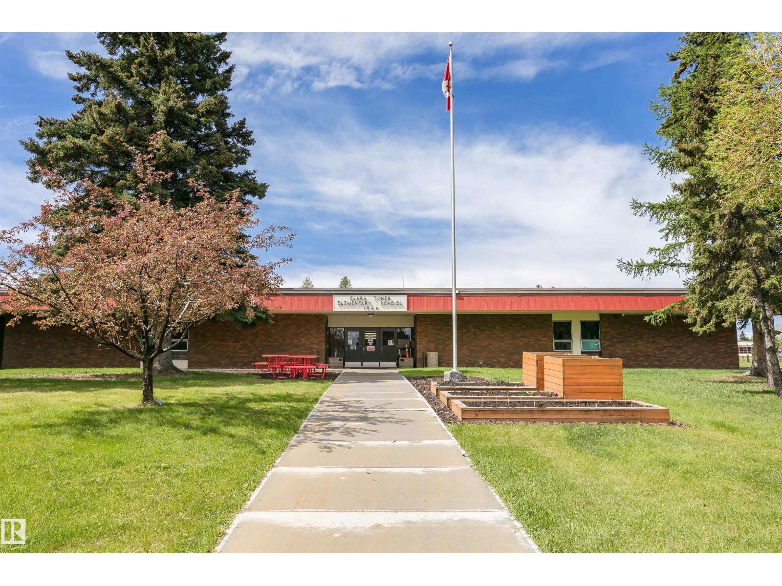 7204 92b Av Nw Property Photo 56