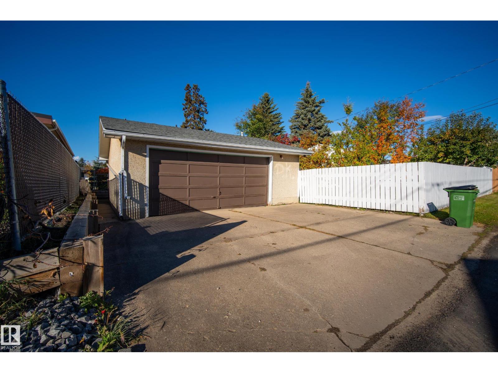 9011 157 St Nw Property Photo 11