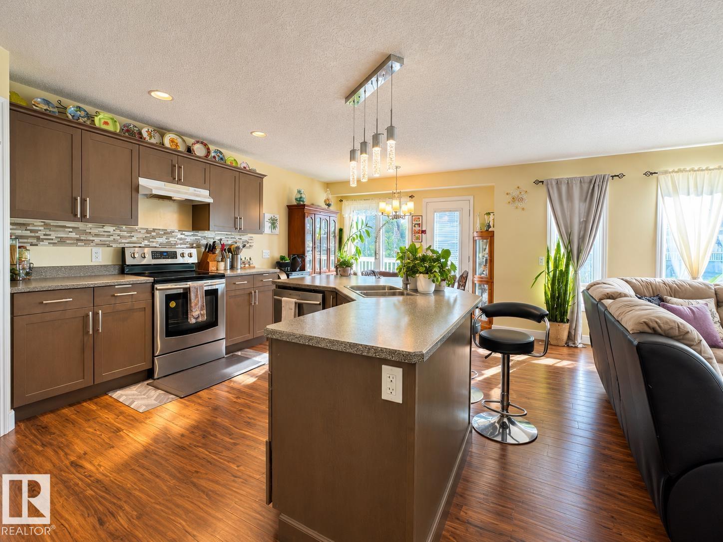 5637 51 Av Property Photo 5
