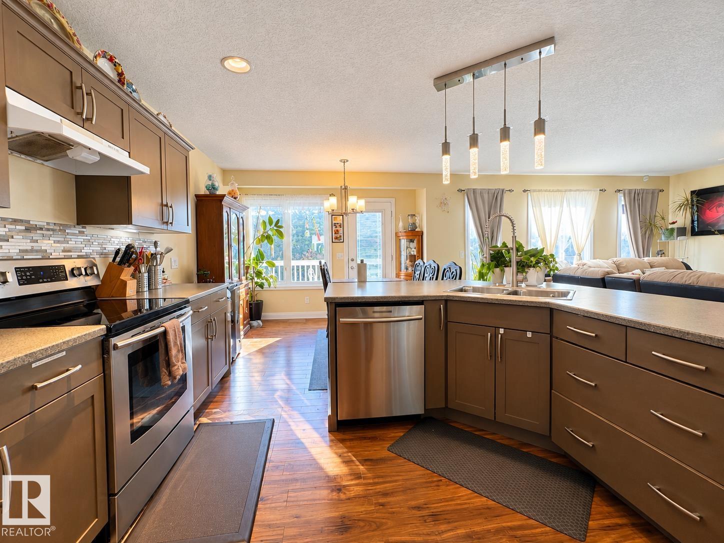 5637 51 Av Property Photo 10
