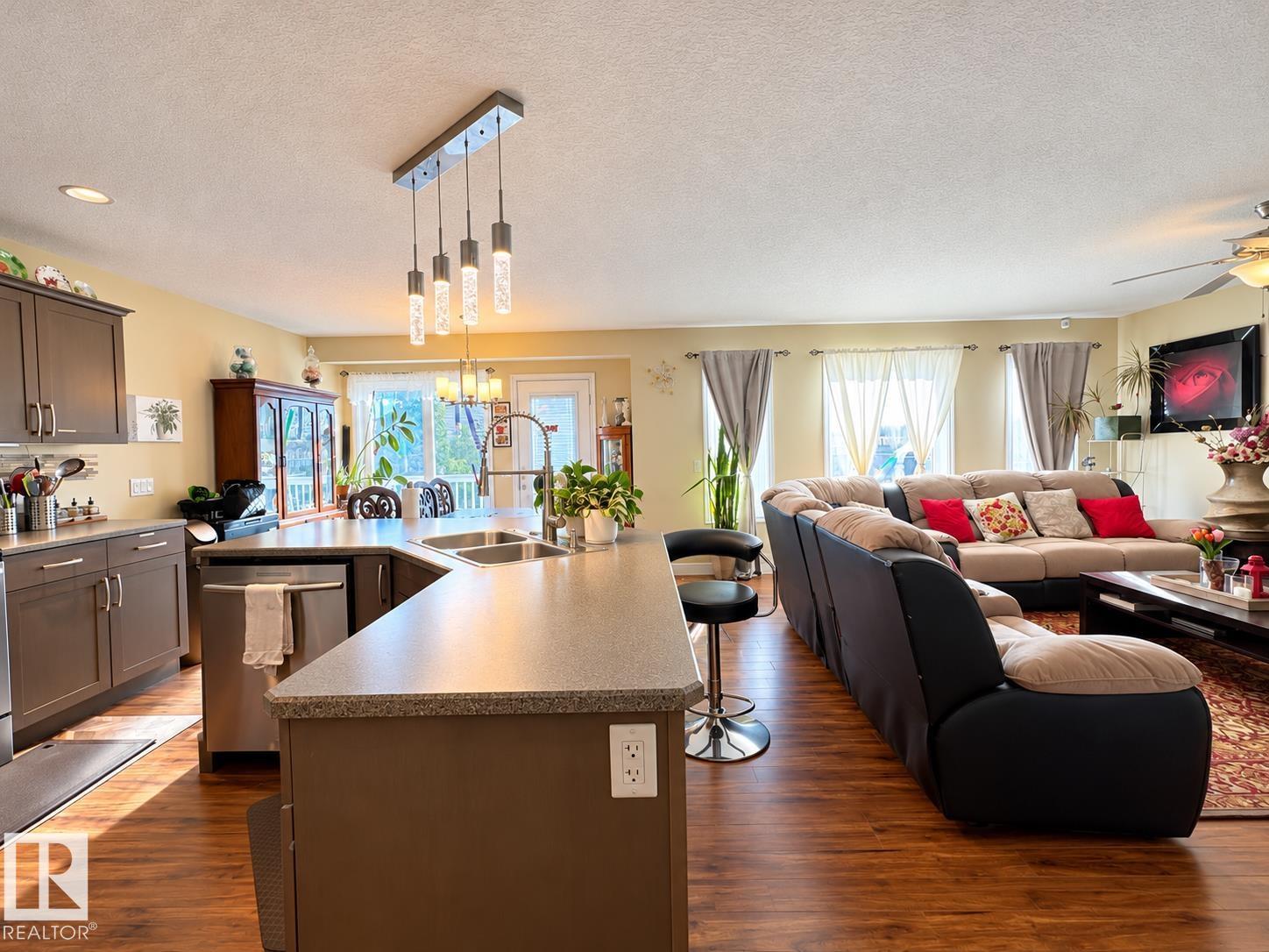 5637 51 Av Property Photo 16