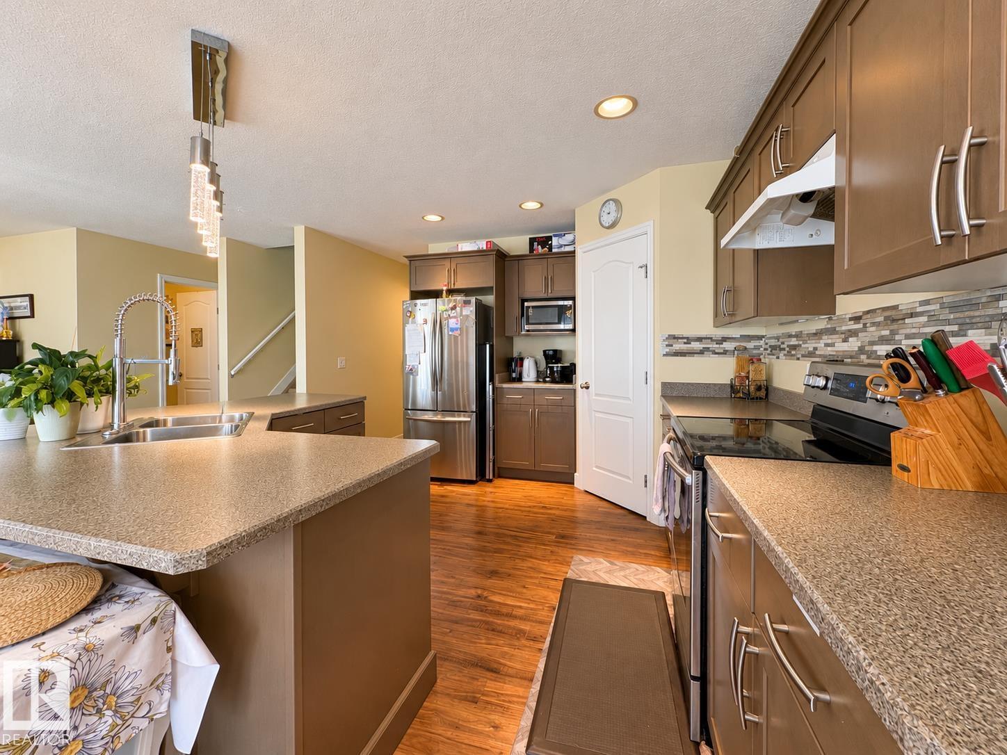 5637 51 Av Property Photo 20