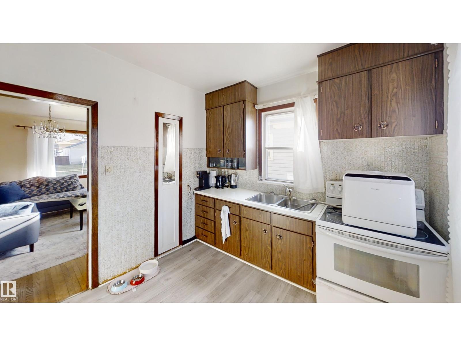 12230 95a St Nw Property Photo 6