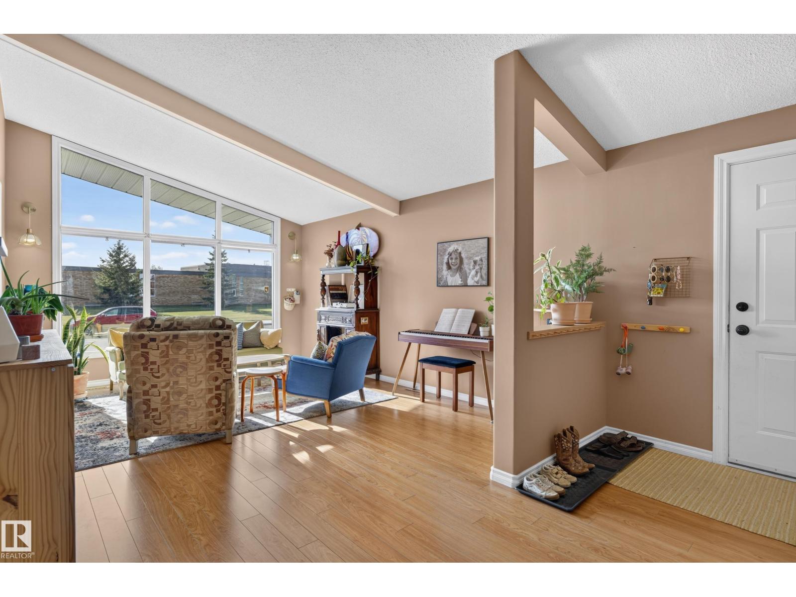 6512 94 Av Nw Property Photo 2