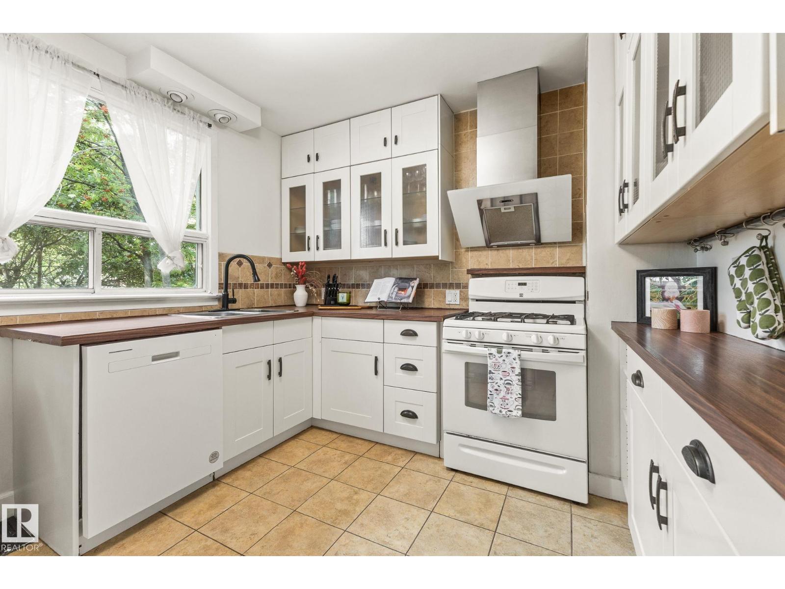 12034 104 St Nw Property Photo 6