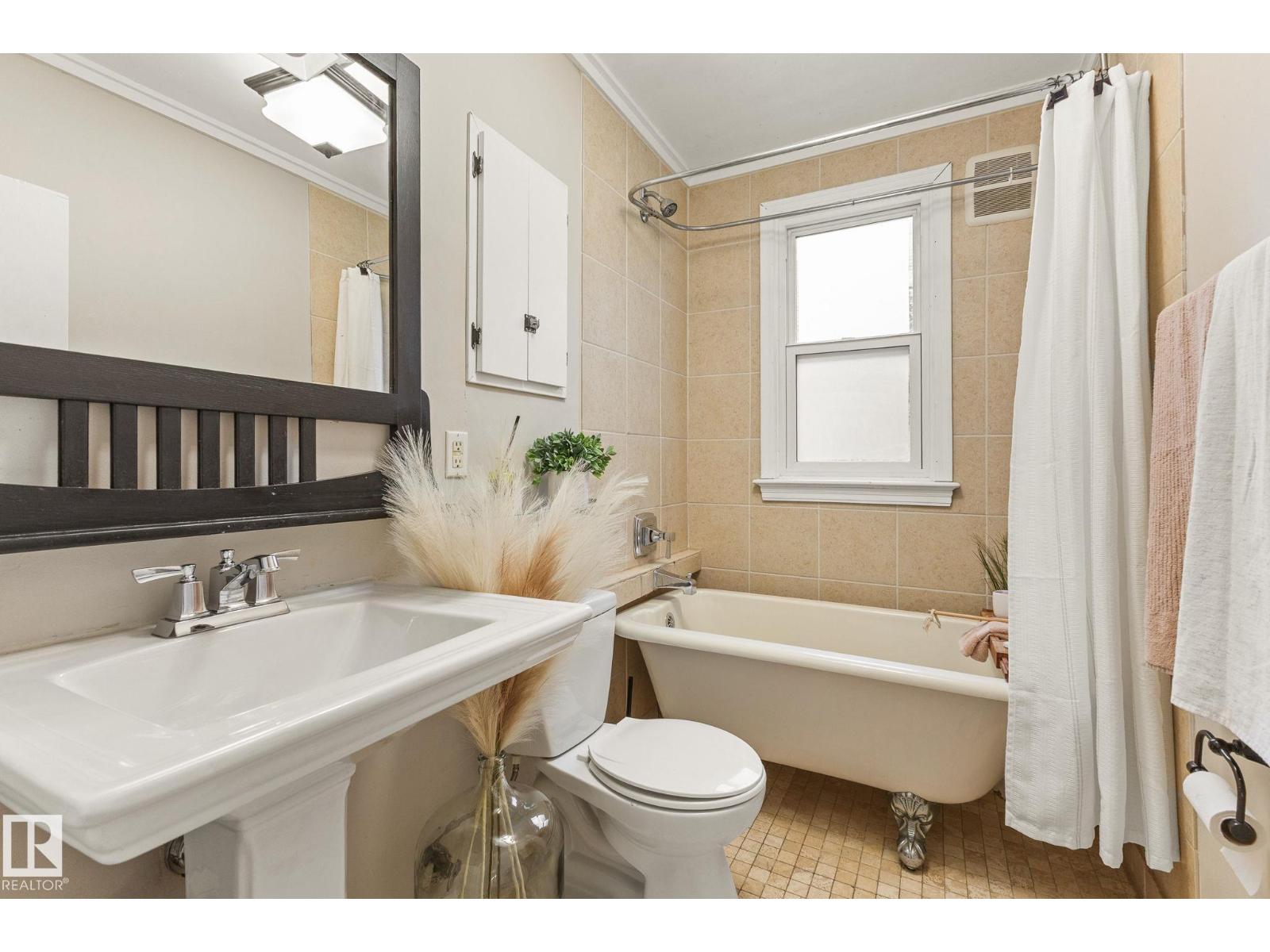 12034 104 St Nw Property Photo 7