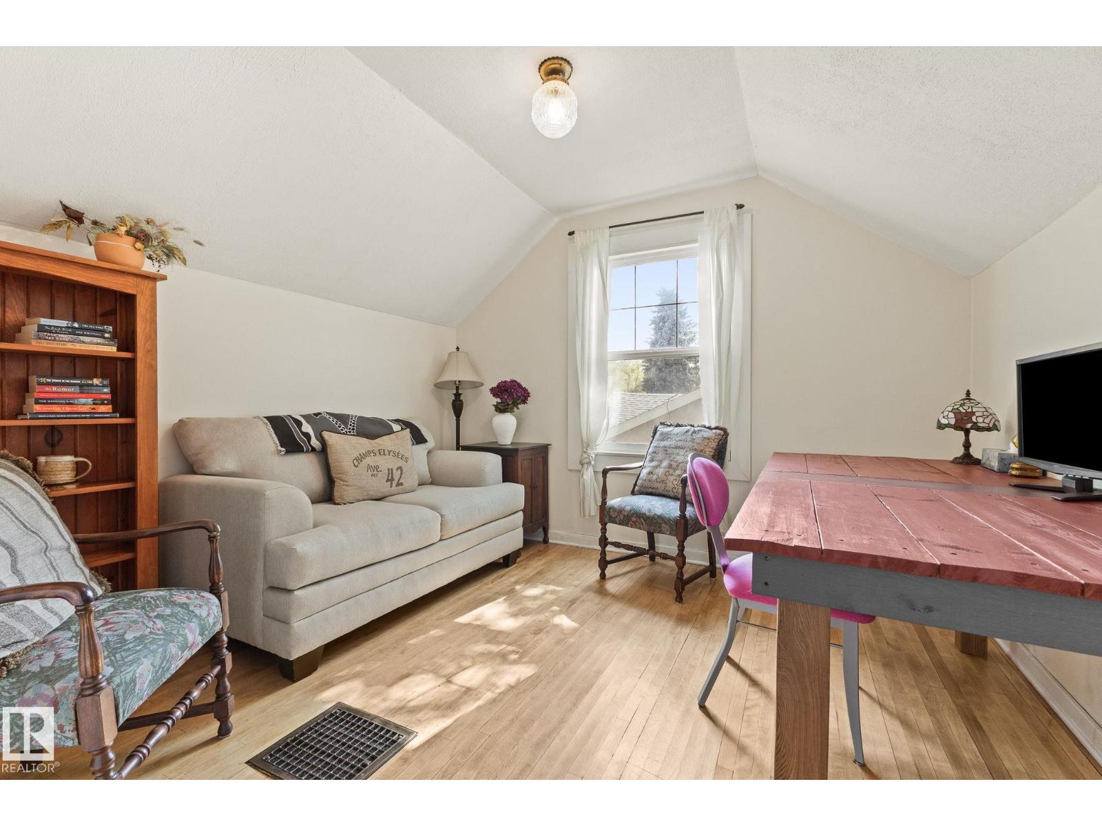 12034 104 St Nw Property Photo 12