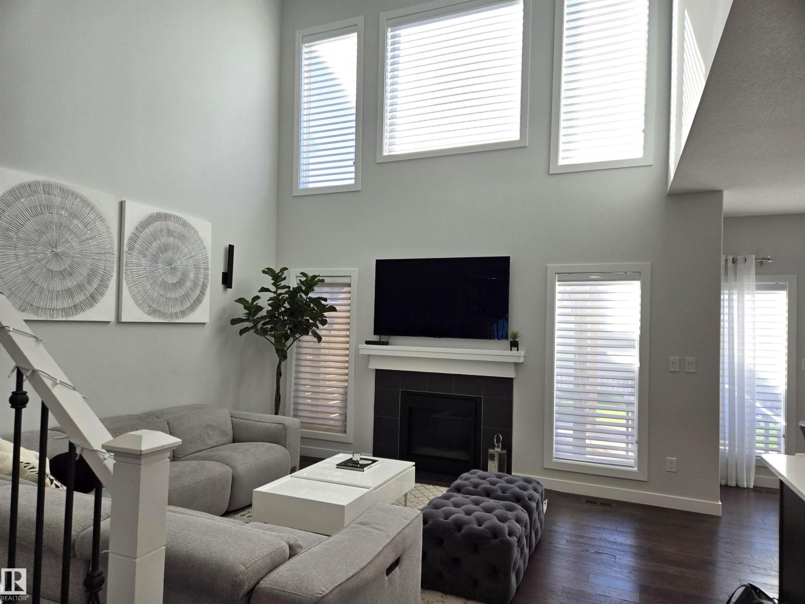 15883 13 Av Sw Property Photo 2