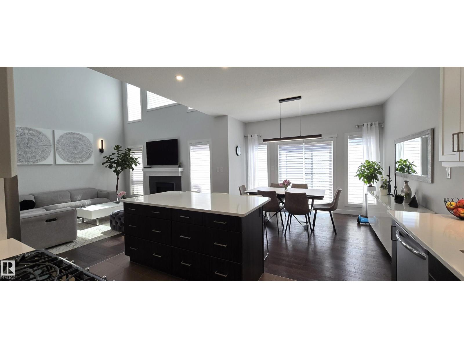 15883 13 Av Sw Property Photo 3