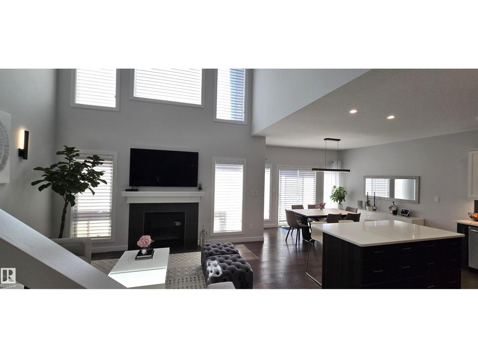 15883 13 Av Sw Property Photo 4
