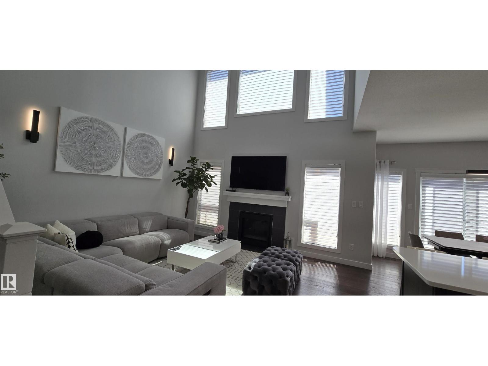 15883 13 Av Sw Property Photo 5