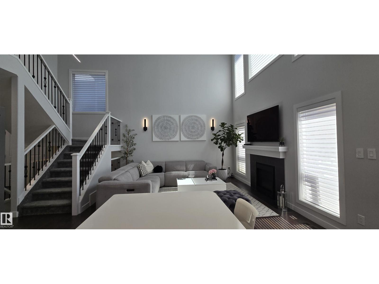 15883 13 Av Sw Property Photo 6