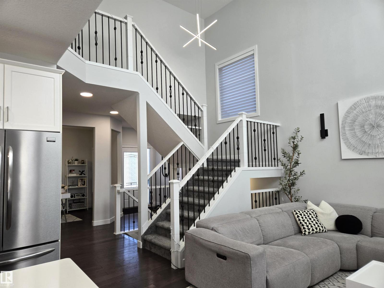 15883 13 Av Sw Property Photo 8