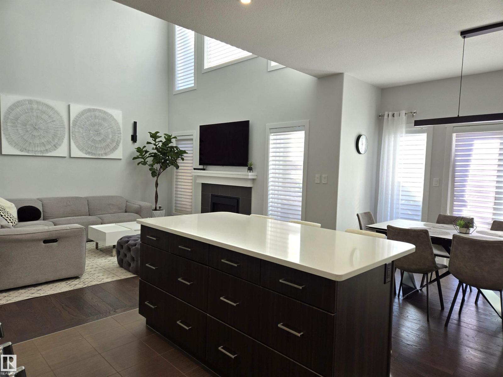 15883 13 Av Sw Property Photo 10