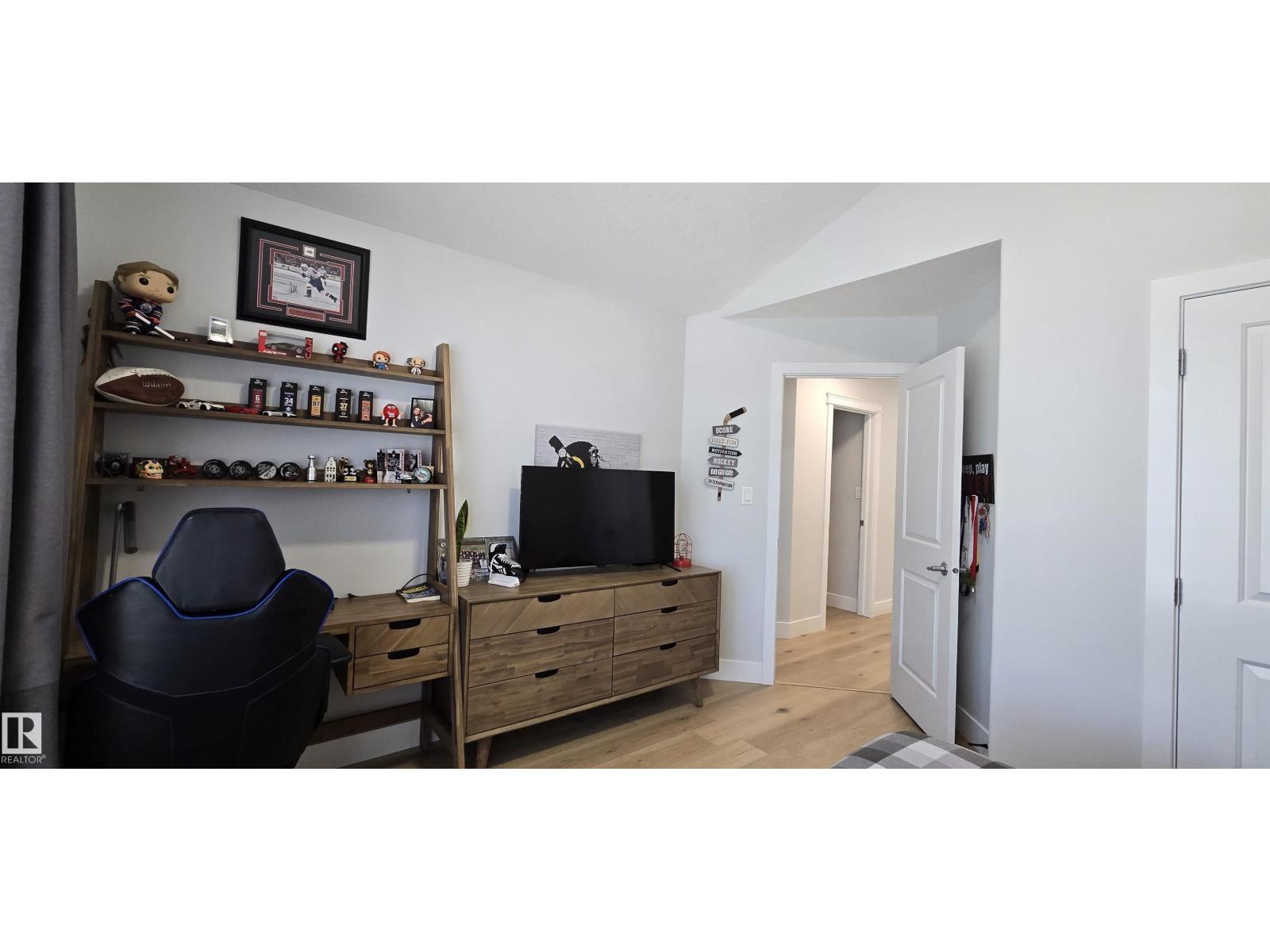 15883 13 Av Sw Property Photo 32