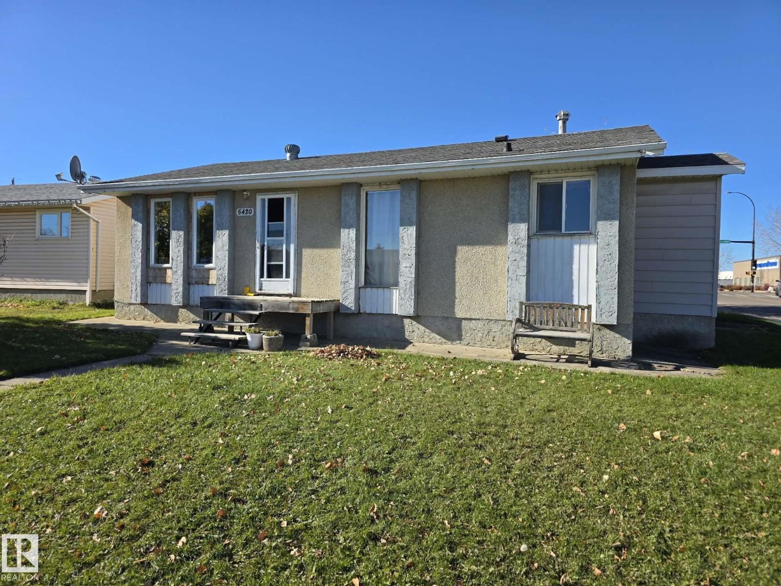 5420 49b St Property Photo 1