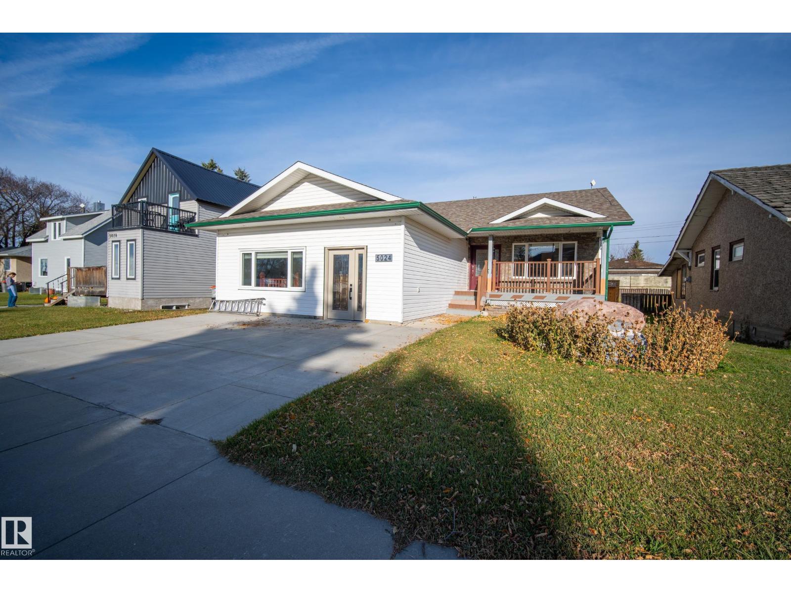 5024 50 Av Property Photo 1