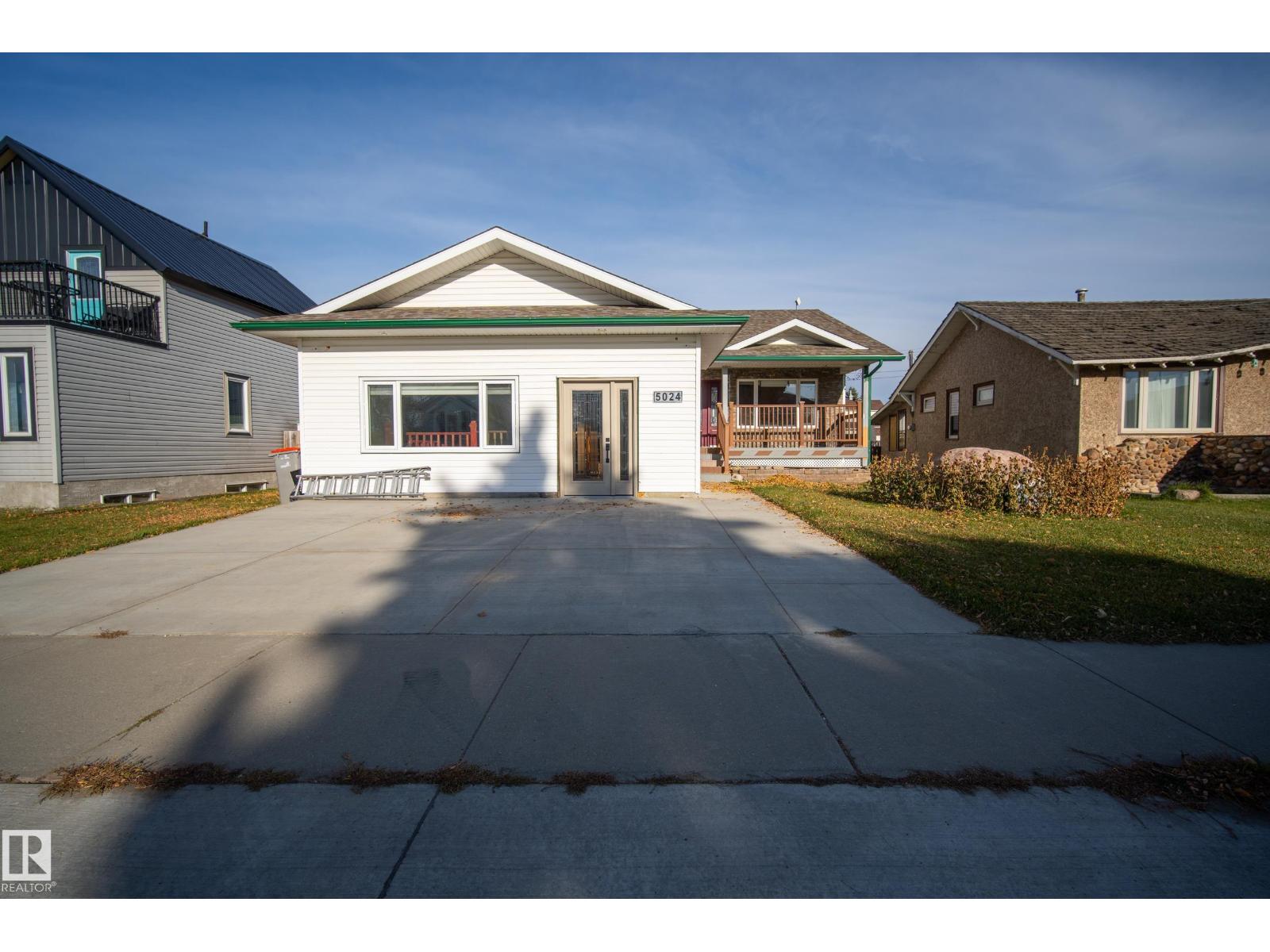 5024 50 Av Property Photo 2