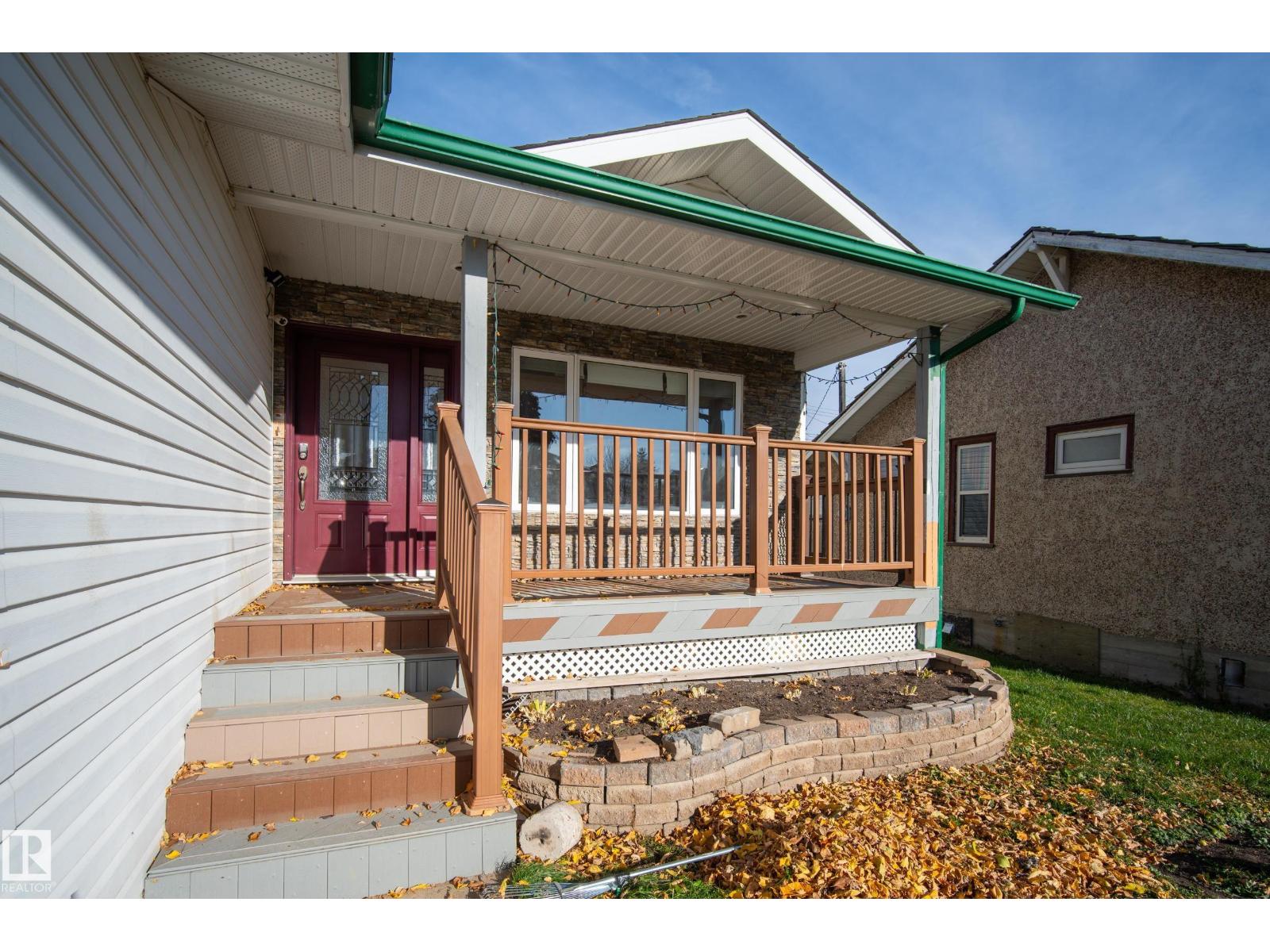 5024 50 Av Property Photo 3